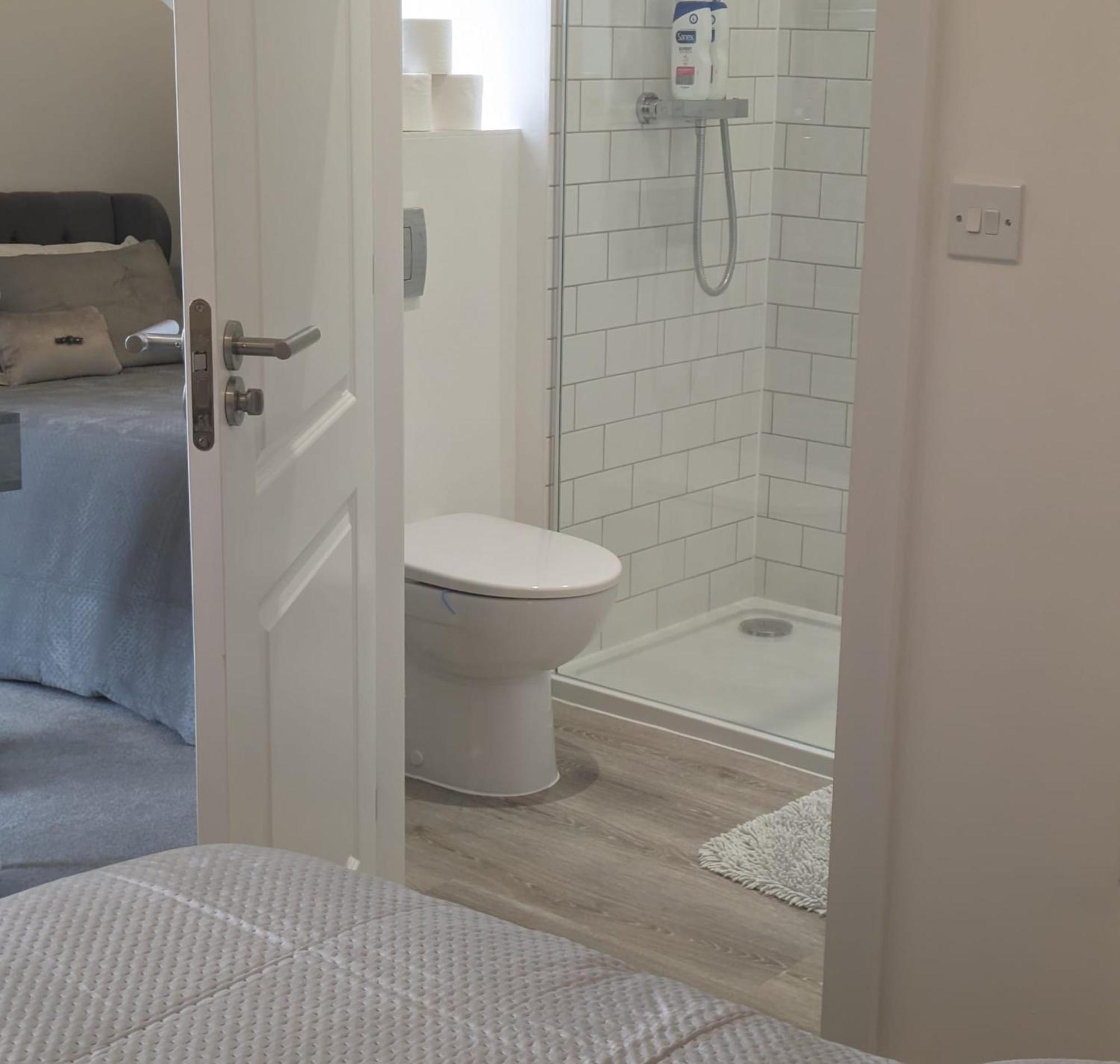 Contemporary Double Ensuite Room Birmingham Exterior foto