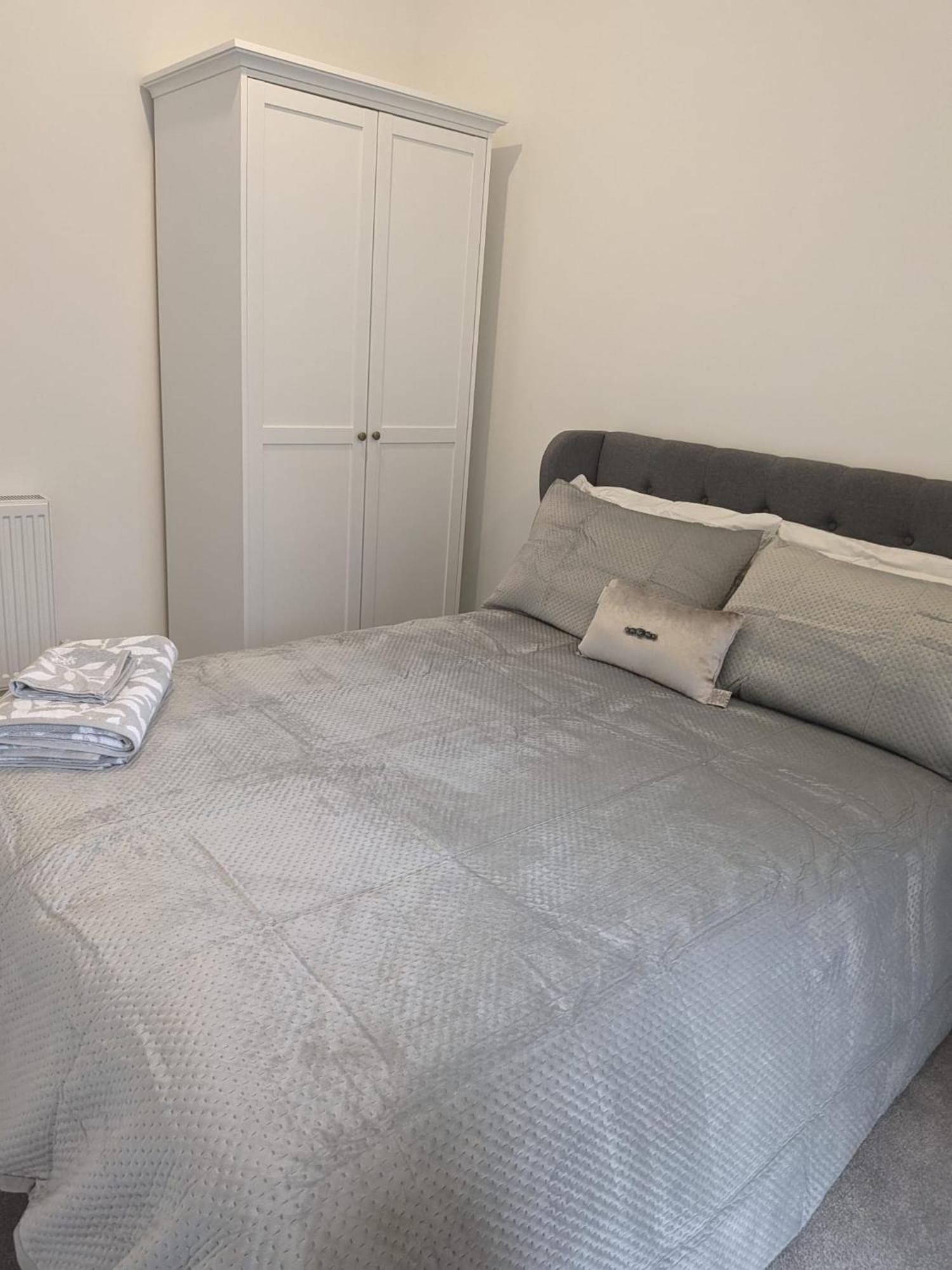Contemporary Double Ensuite Room Birmingham Exterior foto